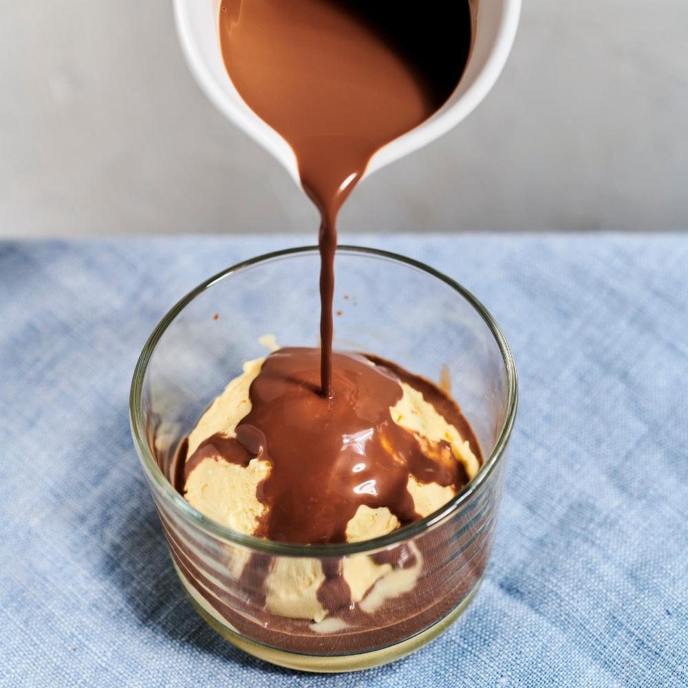 Affogato chocolate pour